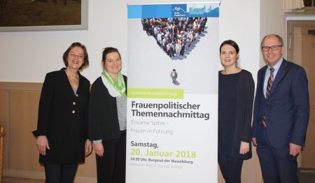Frauenpolitischer Themennachmittag in der Wewelsburg (von links): Prof. Dr. Doris Krumpholz (Gastrednerin), Dr. Angela Siebert (Kompetenzzentrum Frau und Beruf),  (Gleichstellungsbeauftragte Kreis Paderborn), Landrat Manfred Müller (Foto: Kreis Paderborn, Claudia Schäfer) 